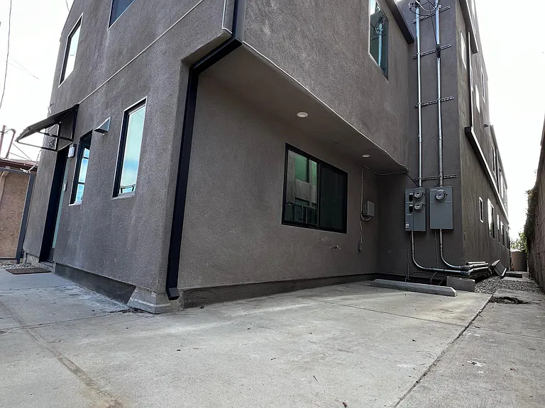 2610 S Barrington Ave — Photo 17