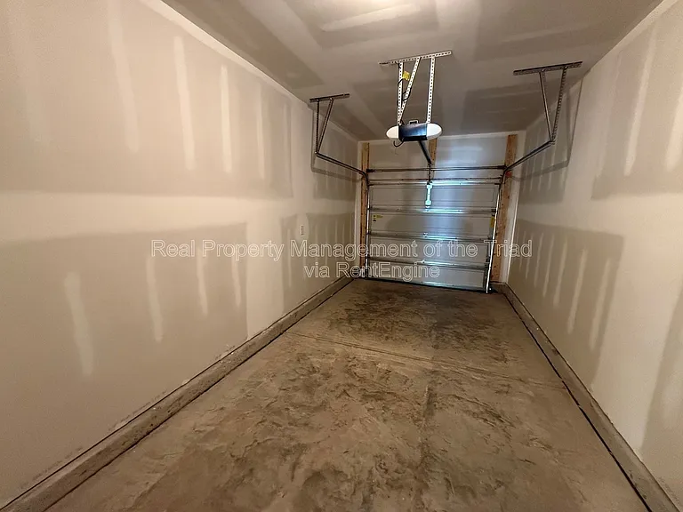 112 Parker Ln — Photo 16