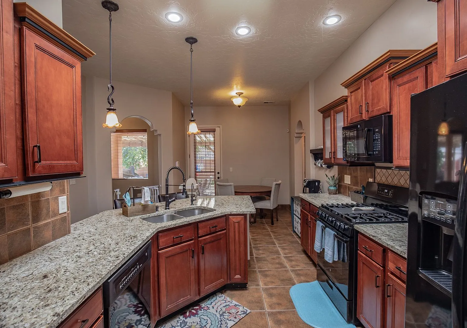 Beautiful home with Southwestern flair — Photo 3