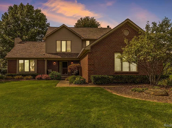 2697 Foxgrove Dr, Highland, MI 48356