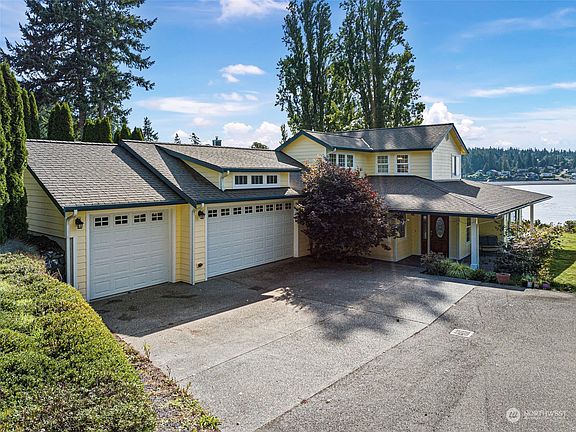 This Waterfront Gem with gorgeous views of the Puget Sound is just what you have been waiting for.>
