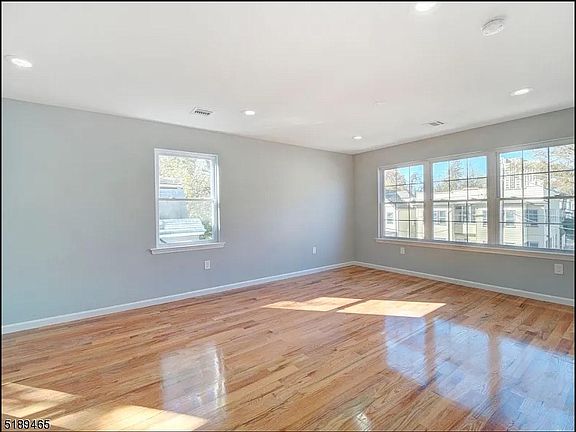 5th image of 304 Sanford St #1