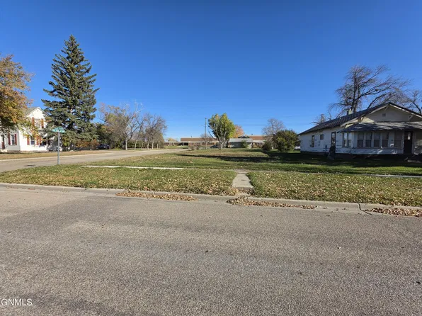 312 Hanks St, Grenora, ND 58845