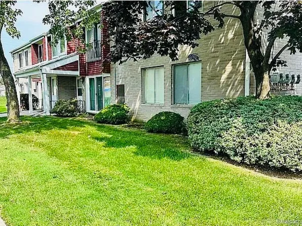 208 Sunset Ln, Saint Clair Shores, MI 48082