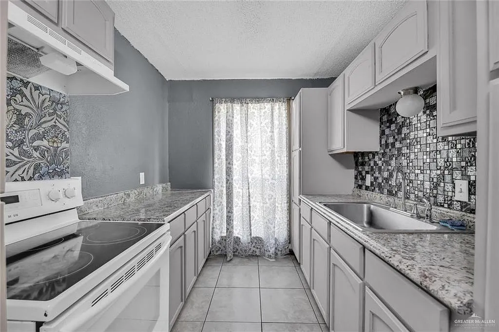 3 bed, 1.0 bath, 1780 sqft, $1,100 — Photo 4