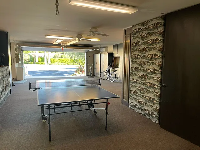 Garage access at end of quiet cul-de-sac