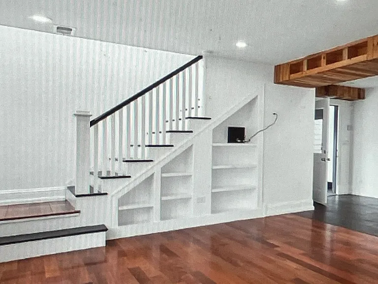 7807 Nagle Ave — Photo 3