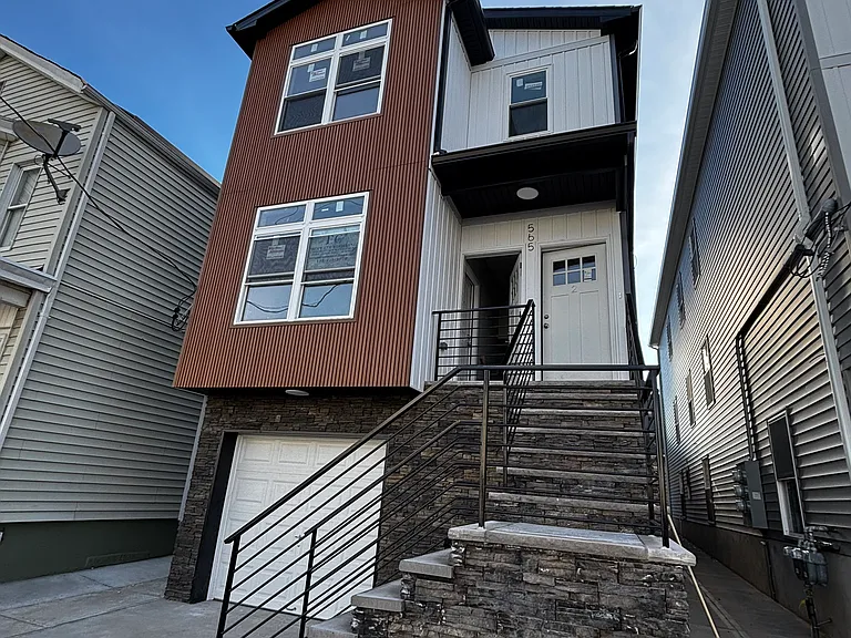 565 E 24th St #202 — Photo 1