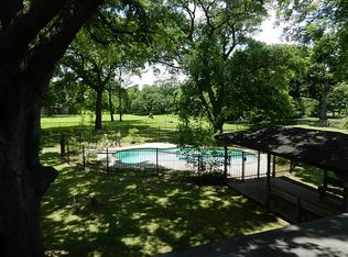 200 S 6th St, Highlands, TX 77562