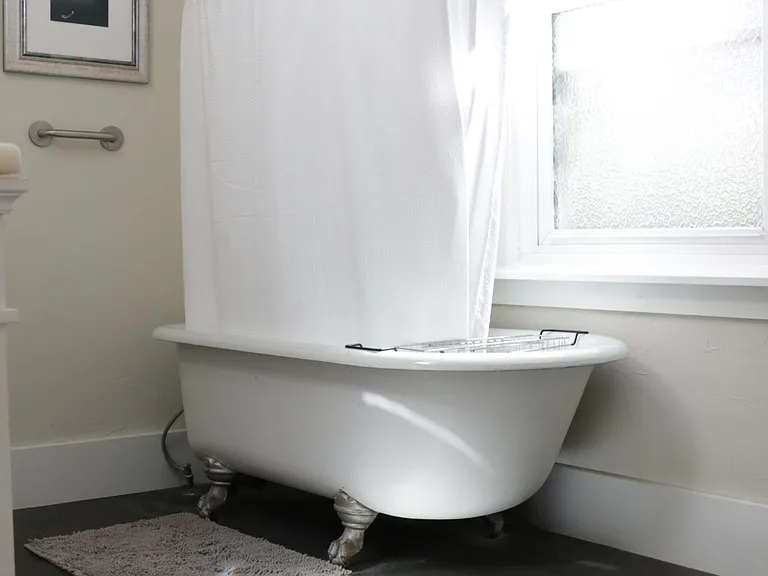 View of the bathtub