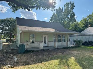 911 SW Main St, Ennis, TX 75119