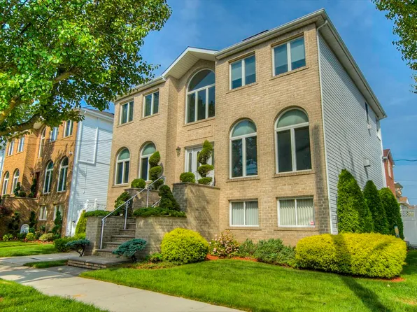 301 Amber Street image 1 of 22