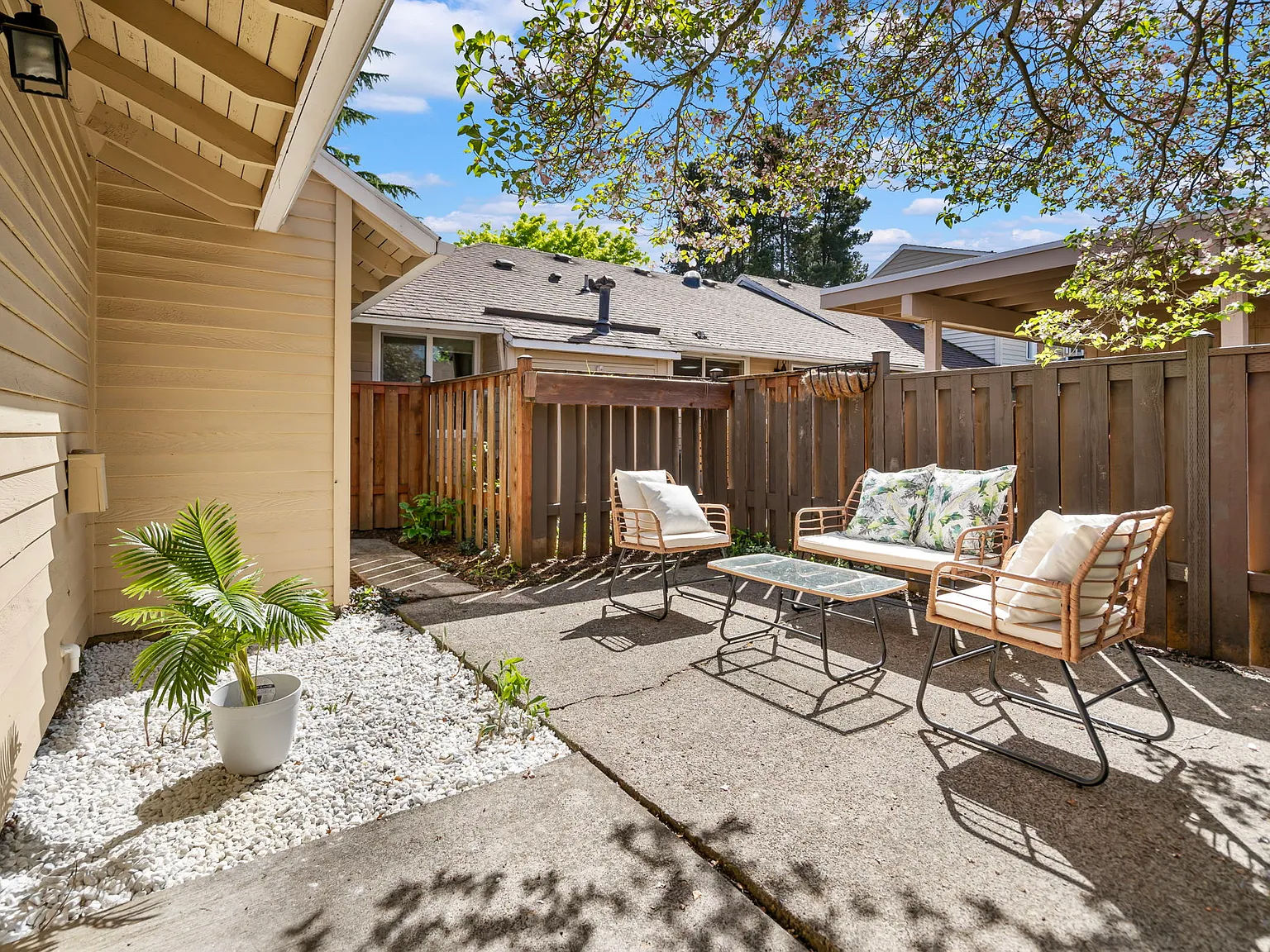 3 bed, 1237 sqft, $4,400 — Photo 4