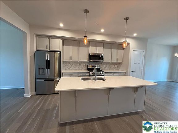 5th image of 1033 Watson Ct