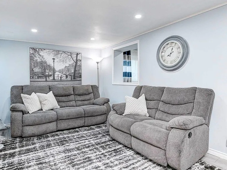 6 Roehampton Cres W — Photo 10