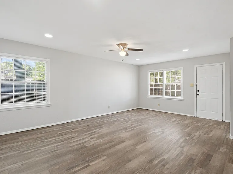1041 Albany St — Photo 17