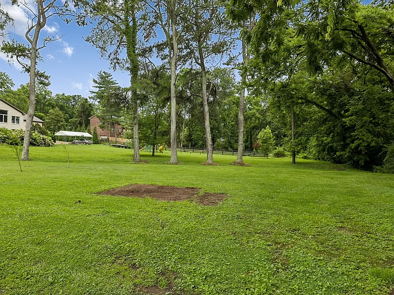 8013 Wikle Rd E — Photo 26