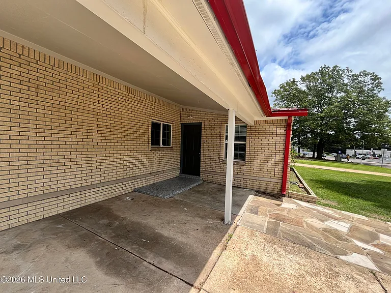 1598 Custer Dr — Photo 2