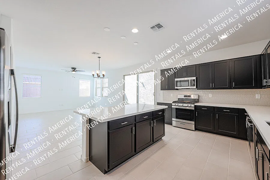 4 bed, 2.5 bath, 1961 sqft, $2,224 — Photo 4