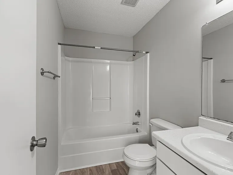Wilshire Park Apartments — Photo 36