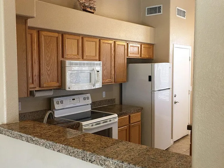 623 W Greentree Dr — Photo 3