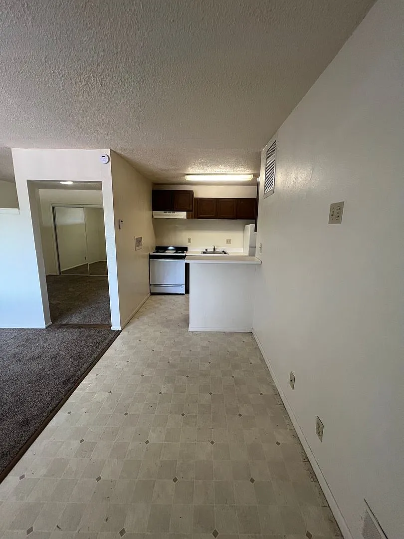 Hilltop House Apartments — Photo 2