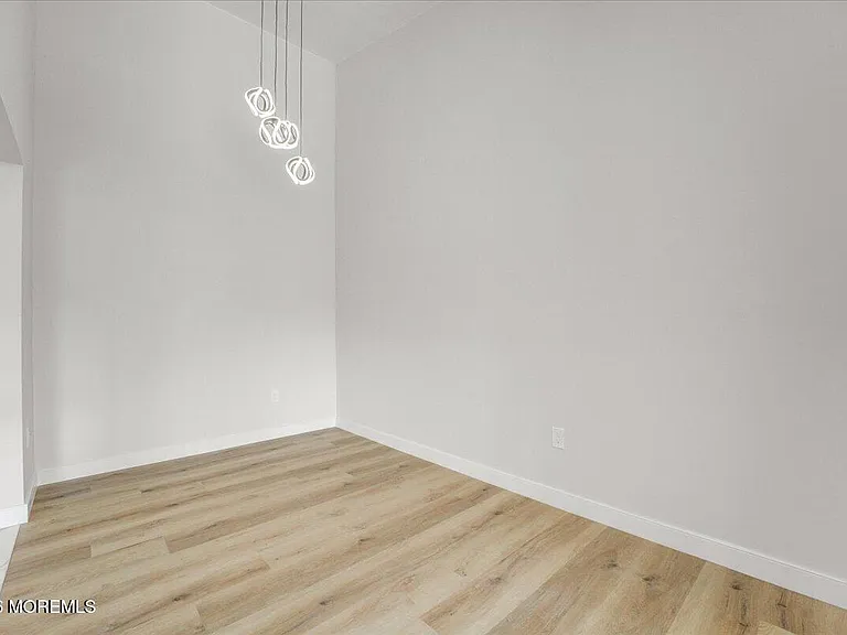 341 Danbury Ln — Photo 13