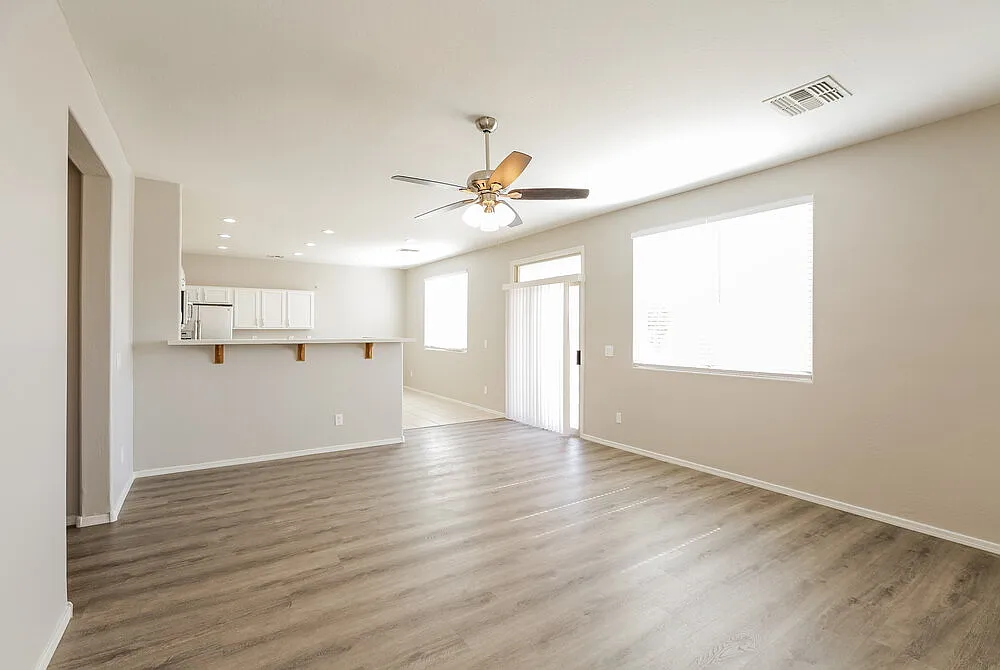 5 bed, 2.5 bath, 2595 sqft, $3,960 — Photo 4