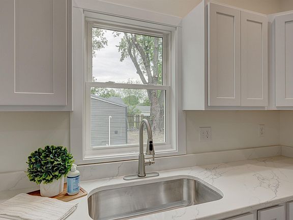 4th image of 411 W Trusler St