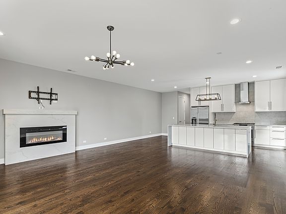 5th image of 2239 W Belmont Ave #2