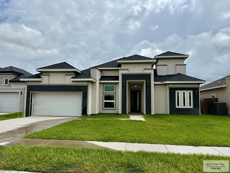 9388 N Queen Palm — Photo 1