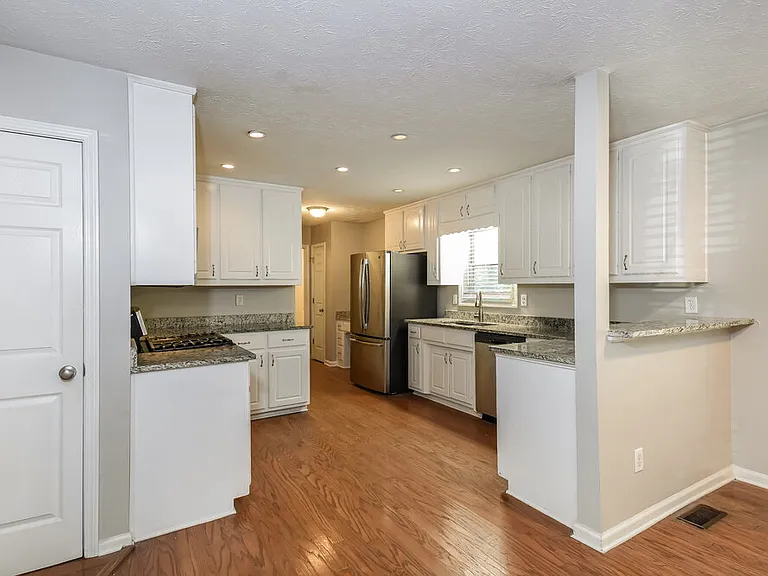 655 Simon Ive Dr — Photo 9