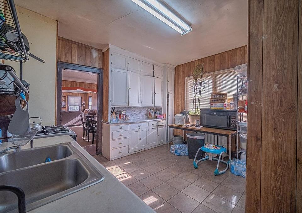 2nd image of 1519 Queen Ave N #2