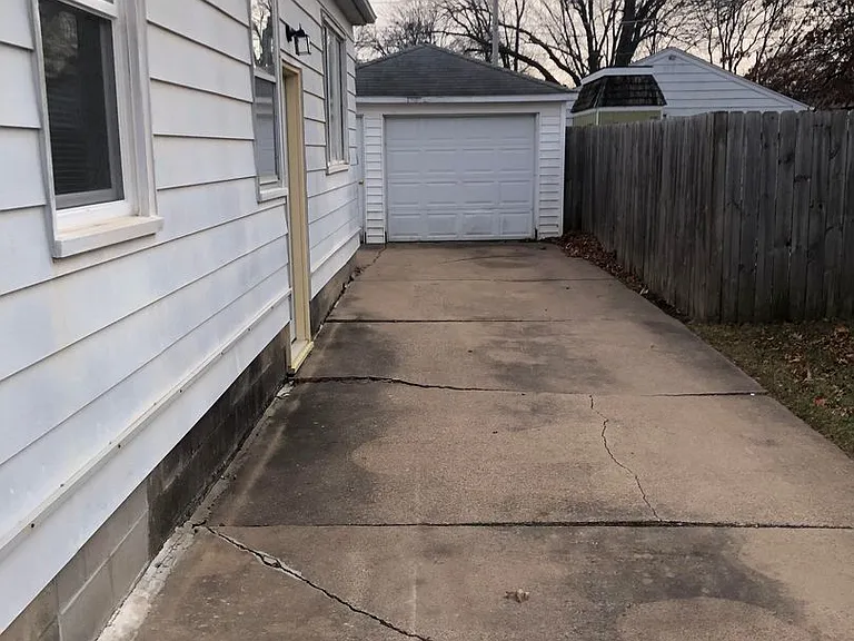 1130 Easton Ave — Photo 8
