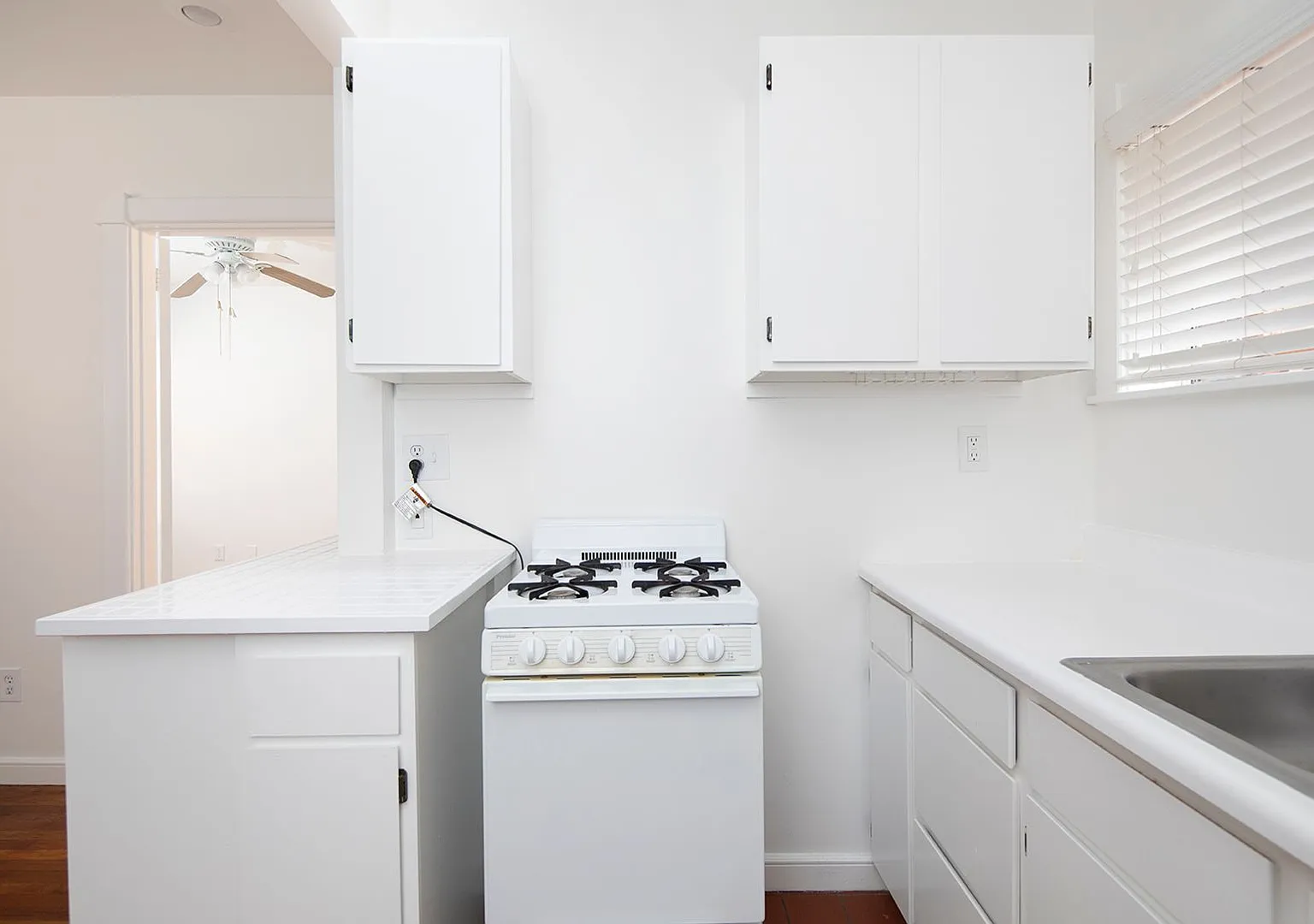 Crevillea Apartments — Photo 4