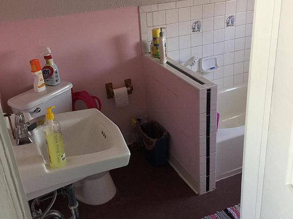 Bathroom has tub w sprayer no standing shower in this unit