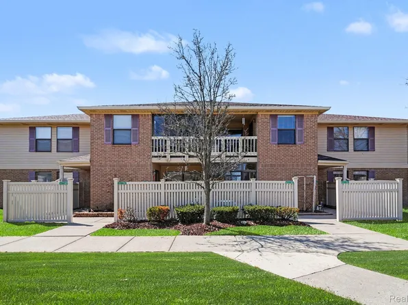 61154 Greenwood Dr, South Lyon, MI 48178