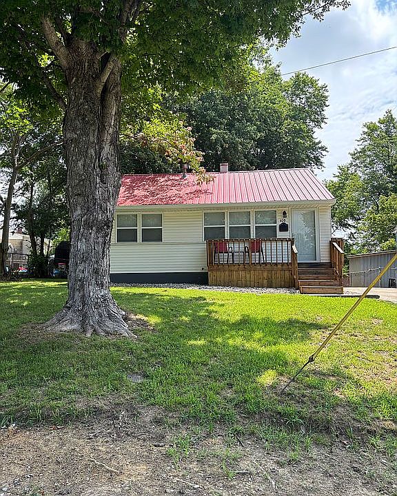 1st image of 409 Village Dr