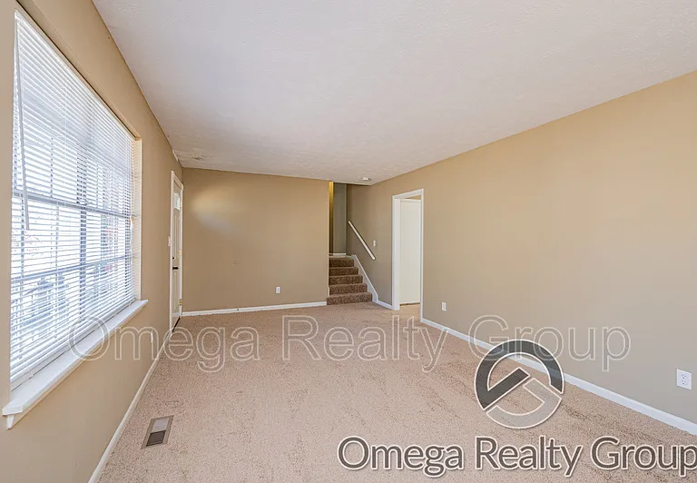 504 Roselle Ln — Photo 5