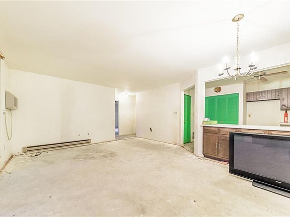 4th image of 142 Lexington Ct
