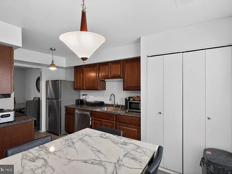 2523 Robinson Pl — Photo 4