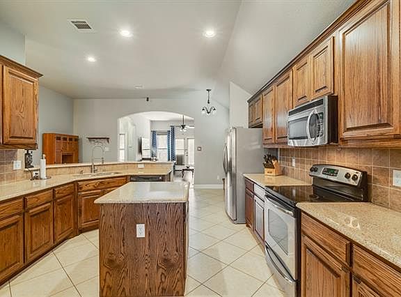 4th image of 9913 Rolling Hills Dr