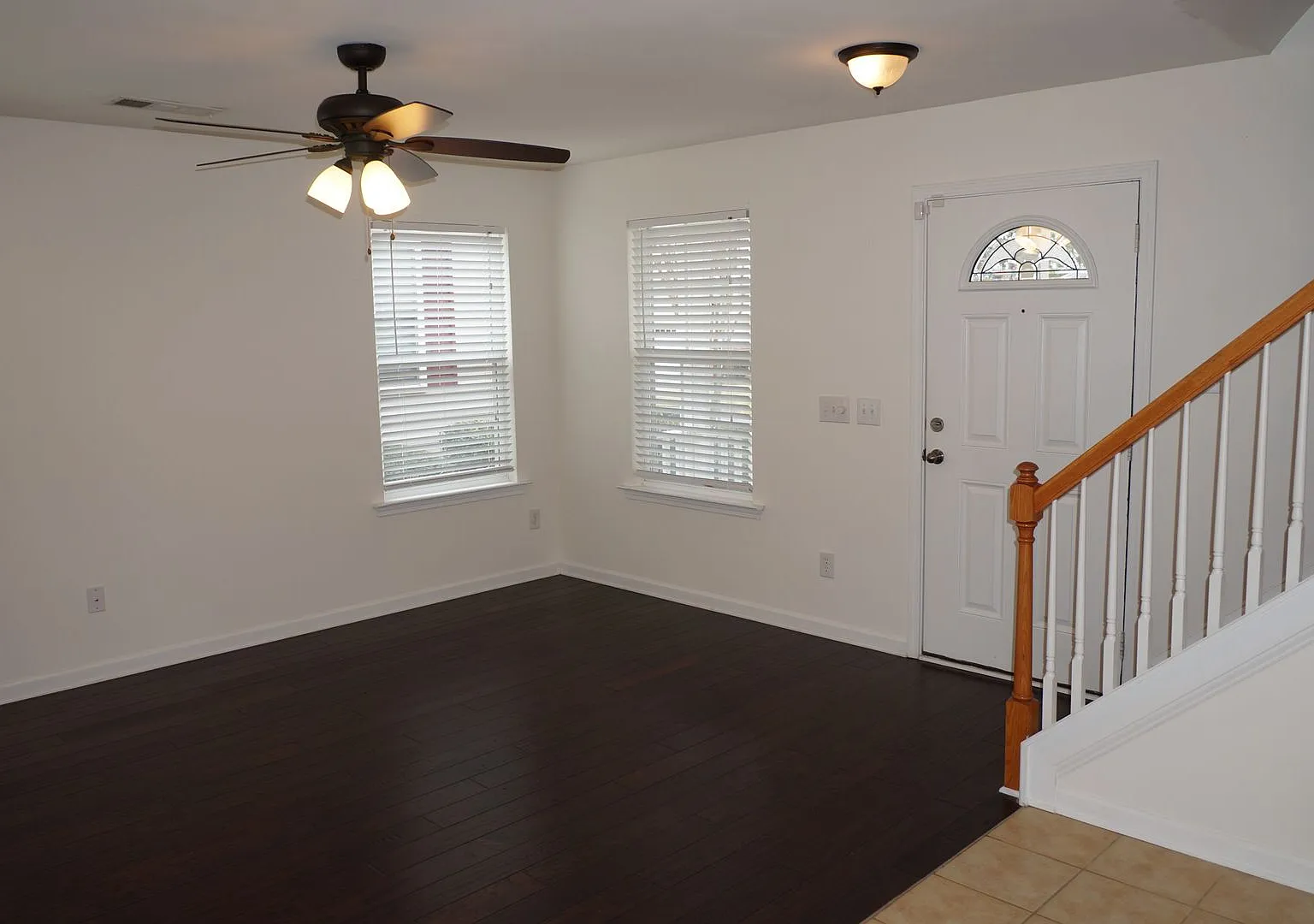 Rare 2 bed 2.5 bath home located in Riverpark — Photo 2