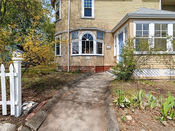 4th image of 10 Oak Bluff St