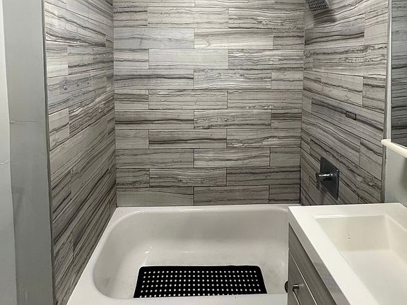 4th image of 230 Van Horne St APT 2