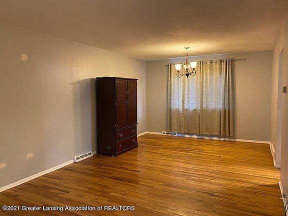 3rd image of 30153 Shoreham Dr