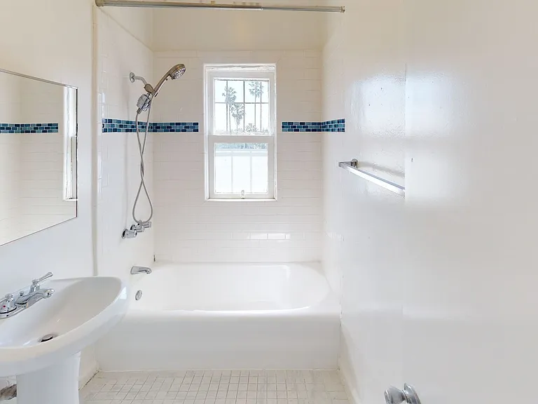 Saint Andrews Manor Apartments — Photo 8