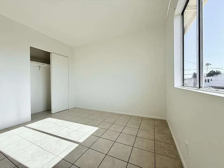943 W 68th St #4 — Photo 17