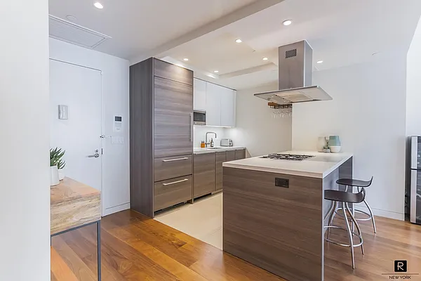 Sold by R New York | media 2