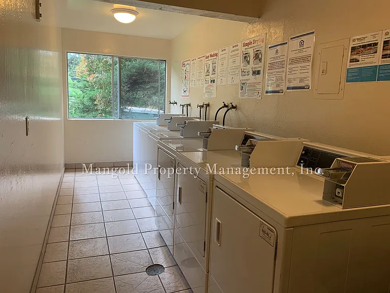 Del Mar Apartments — Photo 12
